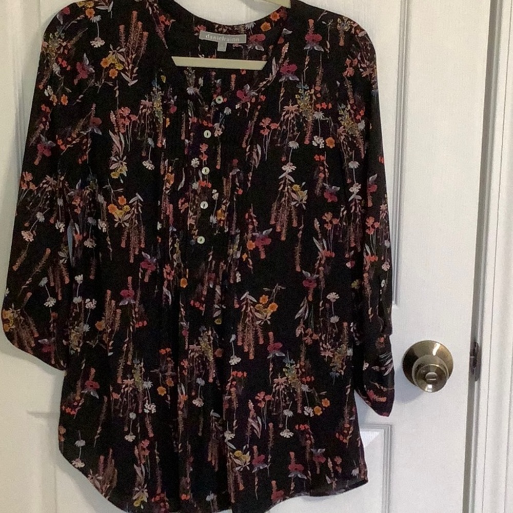 🦋Daniel rainn black floral top, medium